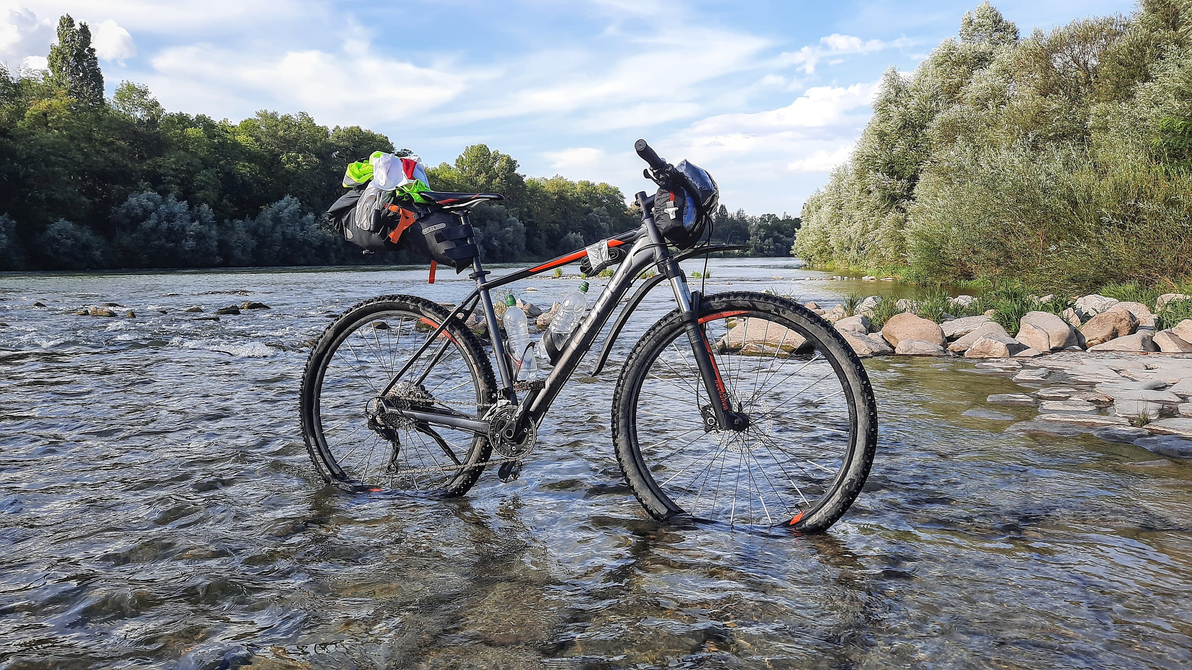 GTJ - Fahrrad im Rhein