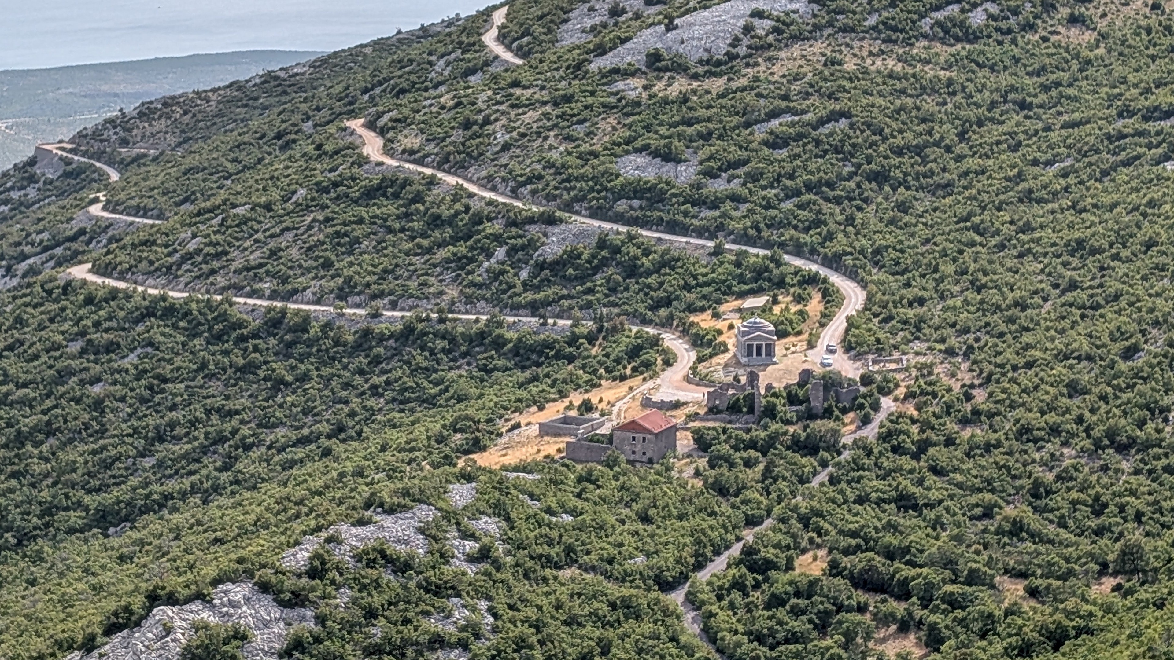 Velebit - Kirche am Pass