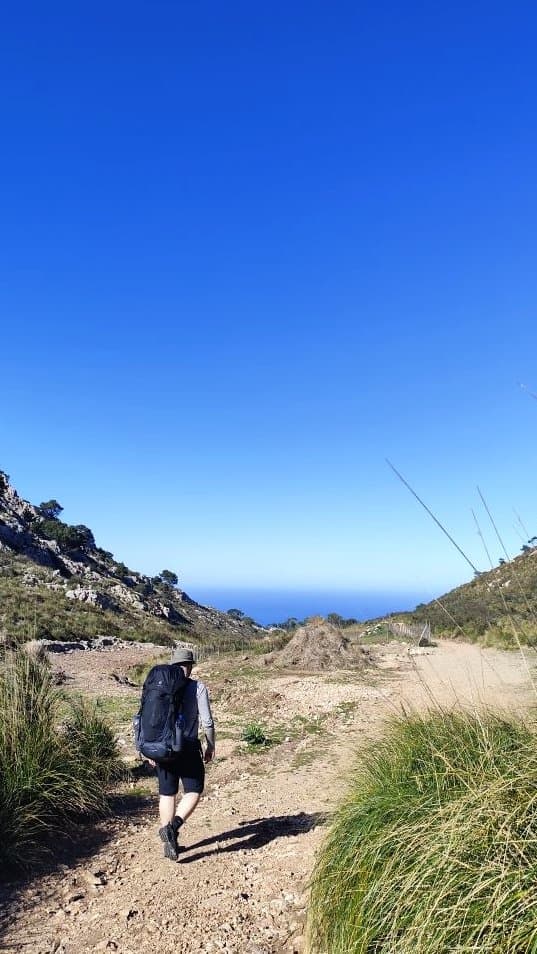 mallorca - Wanderer auf Weg Richtung Nordküste